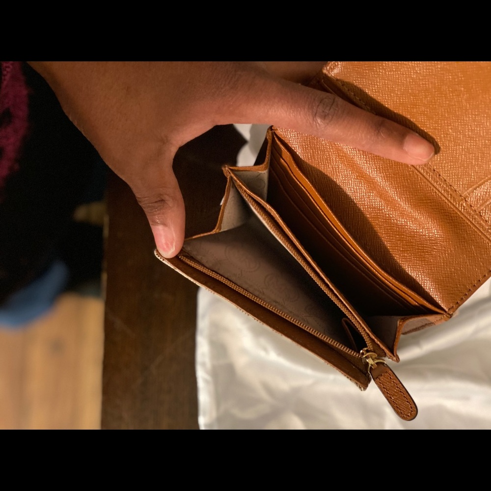 Michael Kors monogram shoulder bag. - Picture 8 of 8